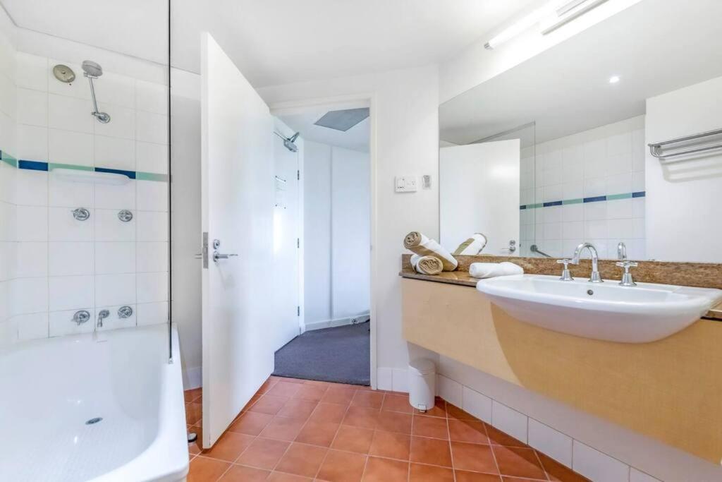 'Towering Palms' Resort-Style Apartment With A Separate Studio Darwin Zewnętrze zdjęcie